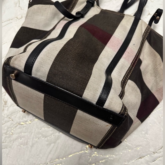 Burberry (Authentic) - Picture 9 of 16